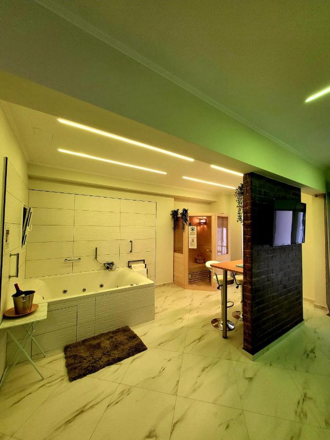 ROMANTIC DELUXE SVITE wise Jacuzzi&Sauna Athen Exterior foto