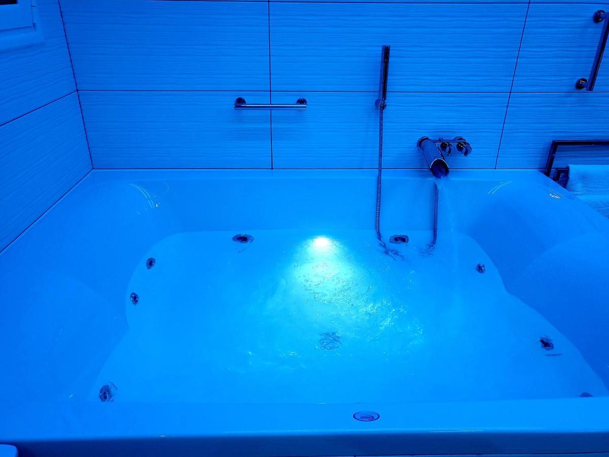 ROMANTIC DELUXE SVITE wise Jacuzzi&Sauna Athen Exterior foto