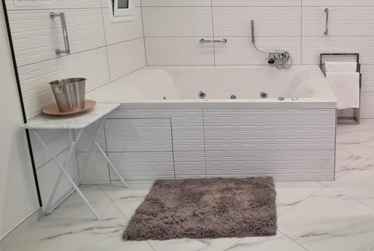 ROMANTIC DELUXE SVITE wise Jacuzzi&Sauna Athen Exterior foto