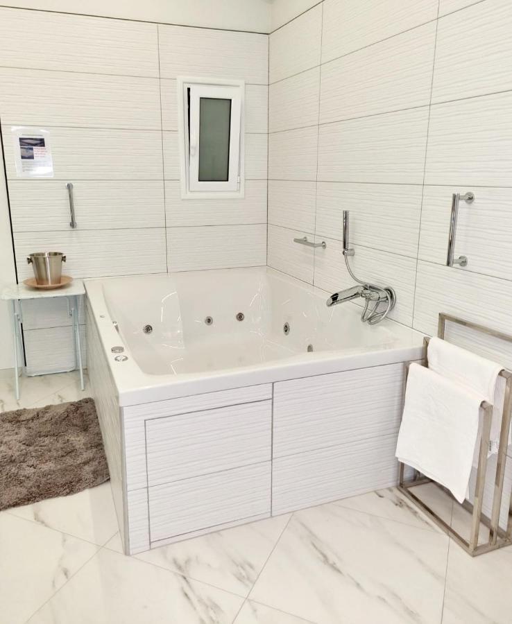 ROMANTIC DELUXE SVITE wise Jacuzzi&Sauna Athen Exterior foto
