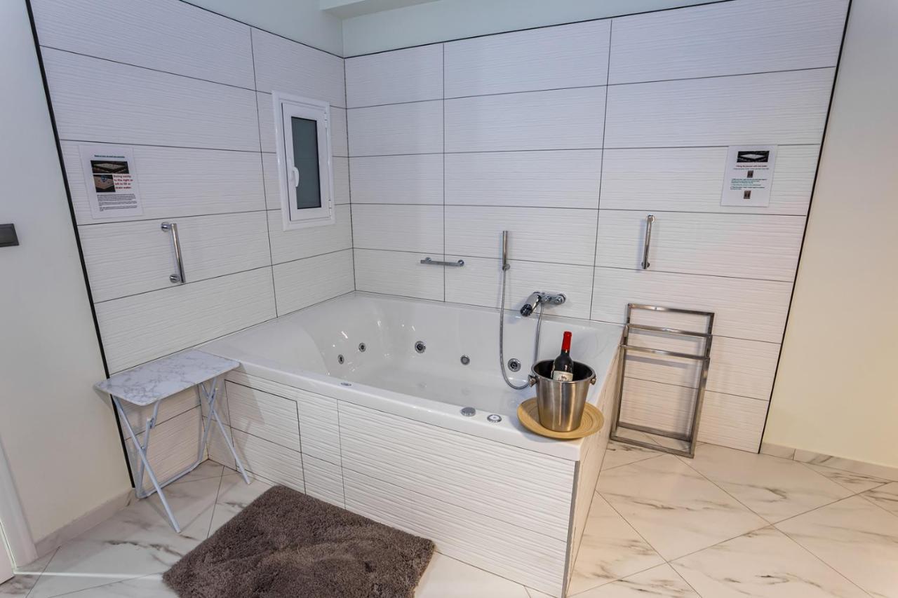 ROMANTIC DELUXE SVITE wise Jacuzzi&Sauna Athen Exterior foto