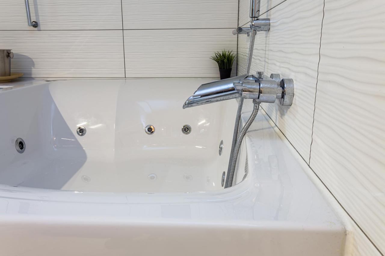 ROMANTIC DELUXE SVITE wise Jacuzzi&Sauna Athen Exterior foto